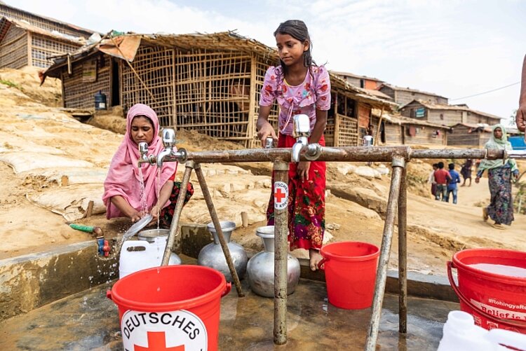 DRK versorgt Menschen aus Rakhine in Cox's Bazar mit Wasser