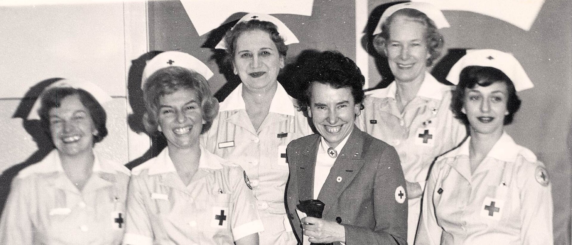 Gruppenfoto: Hanna Fischer mit DRK-Krankenschwestern