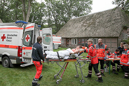 Nach einer Vergiftung wird ein Patient im niedersächsischen Handeloh auf einer Trage zum Rettungsfahrzeug gebracht. 