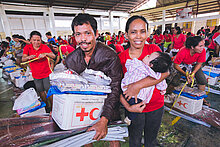 Asiatische Familie erhält Hilfsgüter-Spende