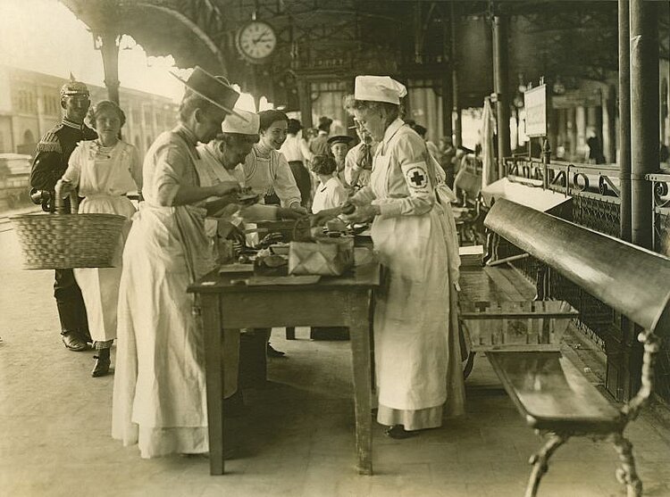 Der Bahnhofsdienst gehört während des Krieges zu den typischen Aufgaben für Hilfsschwestern. Hier in Potsdam schmieren sie Brote in Erwartung eines Lazarettzugs (DRK)
