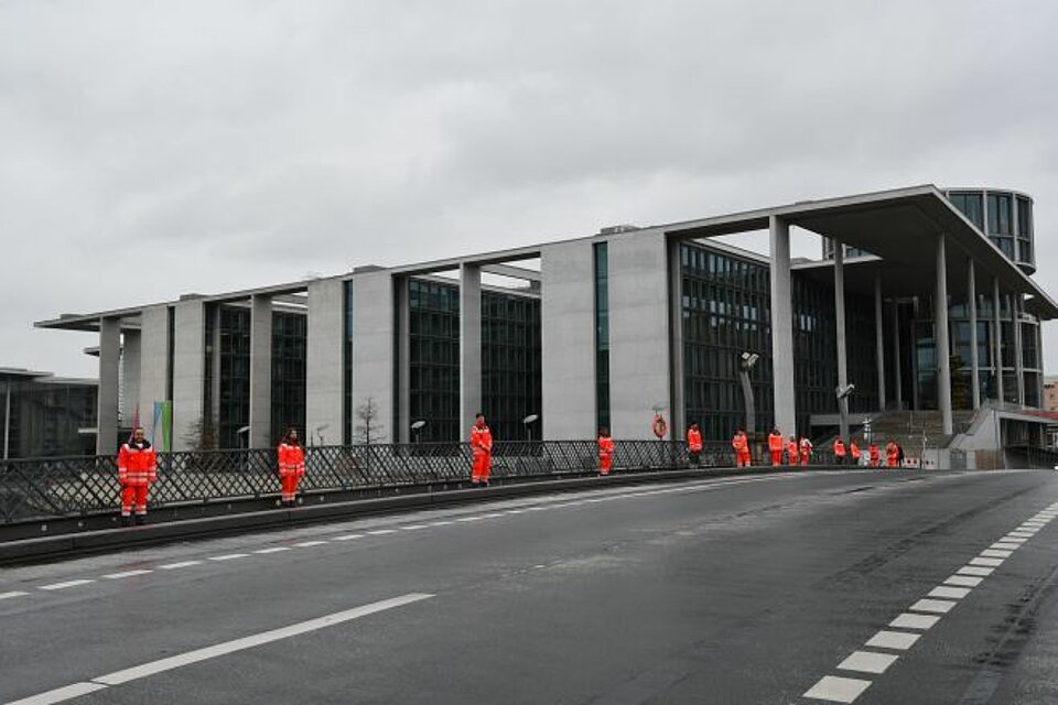 Ehrenamtliche des LV Berlin stehen entlang der Marschallbrücke