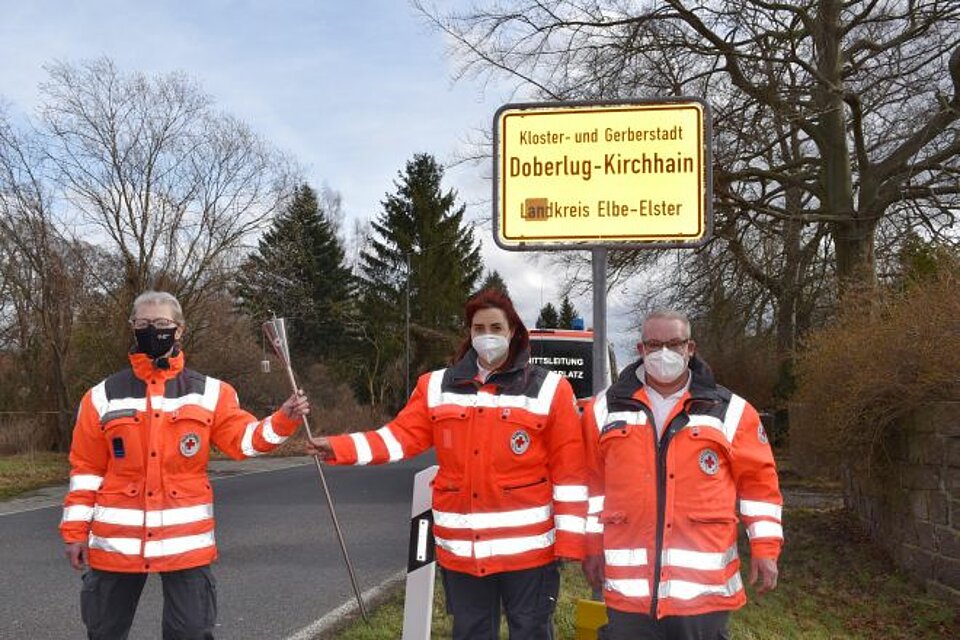 DRK Ehrenamtliche des OV Doberlug-Kirchhain vor dem Ortseingangsschild