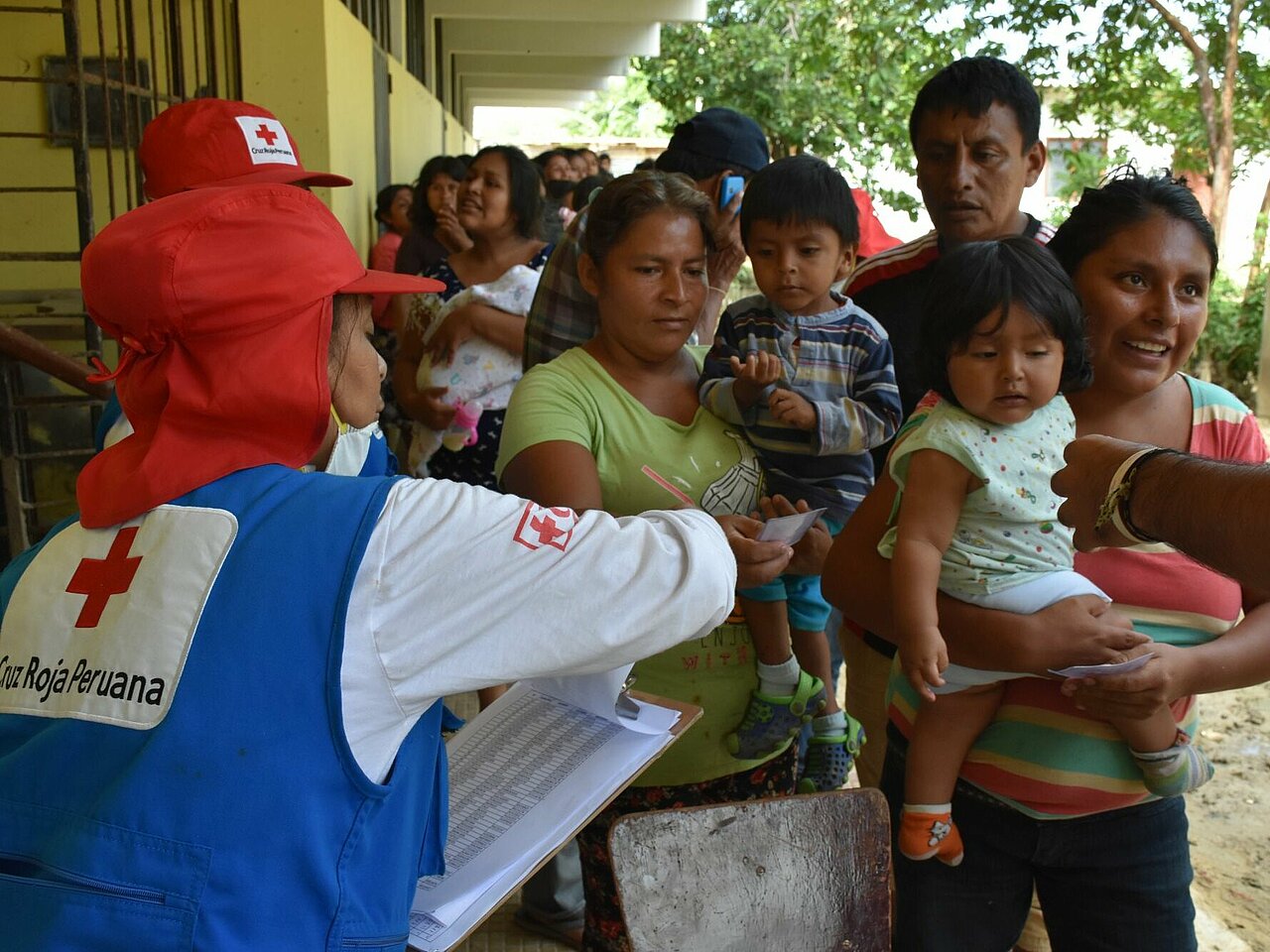 Rotkreuz-Helferin mit Menschen in Peru