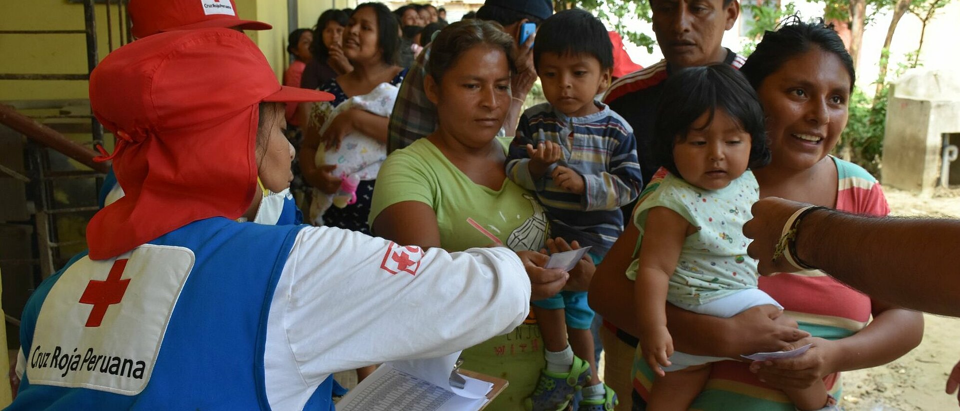 Rotkreuz-Helferin mit Menschen in Peru