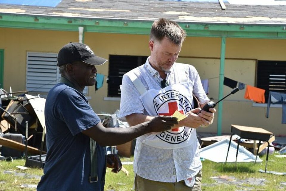 Rotkreuz-Mitarbeiter nach Hurrukan Dorian auf den Bahamas