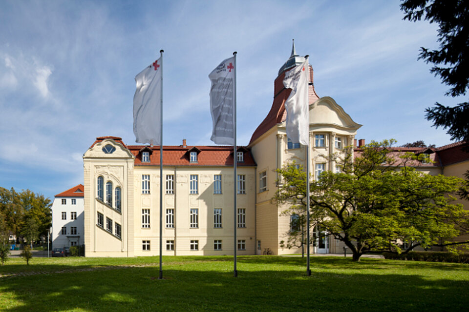 Deutsches Rotes Kreuz DRK, Gebaeude / Architektur / Immobilien, DRK Generalsekretariat Berlin Lichterfelde, ehemaliges Rittberg-Haus, Aussenansichten, Rittberg, Rittberghaus, Fahnen, Zentrale, Banner, Flaggen