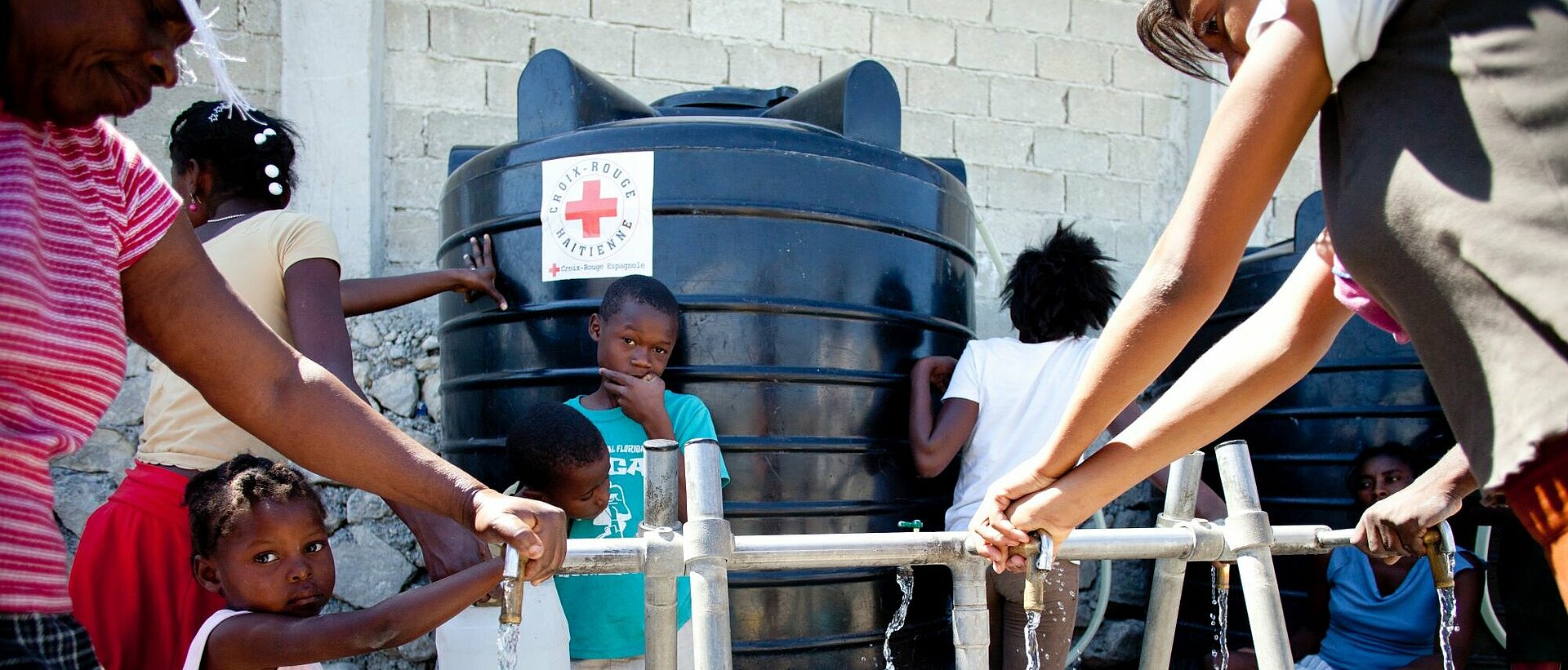 Menschen auf Haiti nutzen eine Wasserquelle