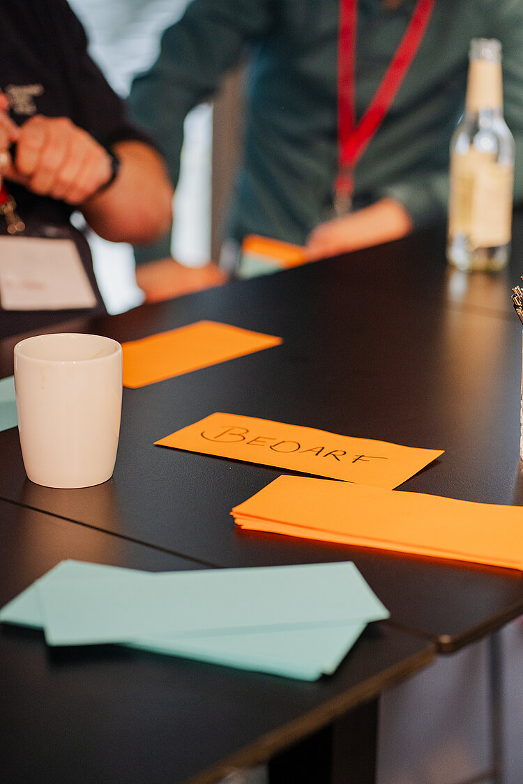 Gemeinsames Brainstorming mit Papierkarten.