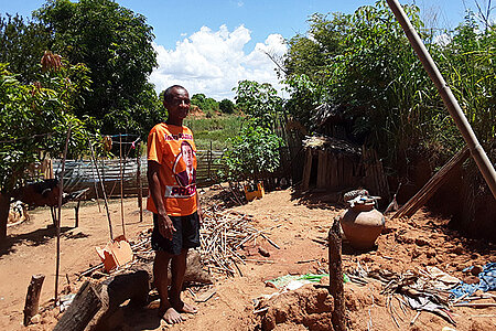 Foto: Ein Madagasse nach den Überschwemmungen vor den Resten seines Heims.