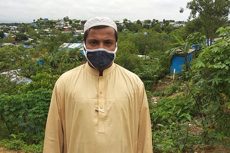 Portrait eines Geflüchteten vor Camp in Bangladesch