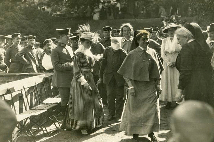 Schwestern aus dem Charlottenburger Cecilienhaus bei einem Spaziergang mit verwundeten Soldaten (DRK)