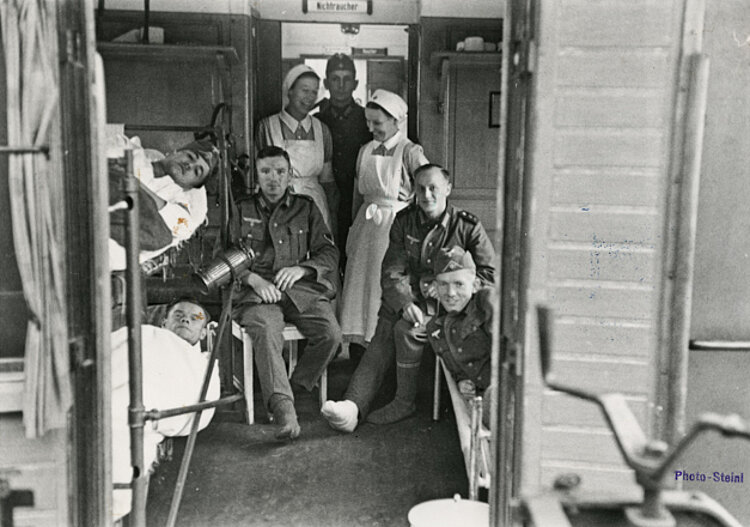 Verwundete Soldaten und DRK-Helferinnen in einem Lazarettzug auf dem Weg von Stettin nach Kolberg (DRK)