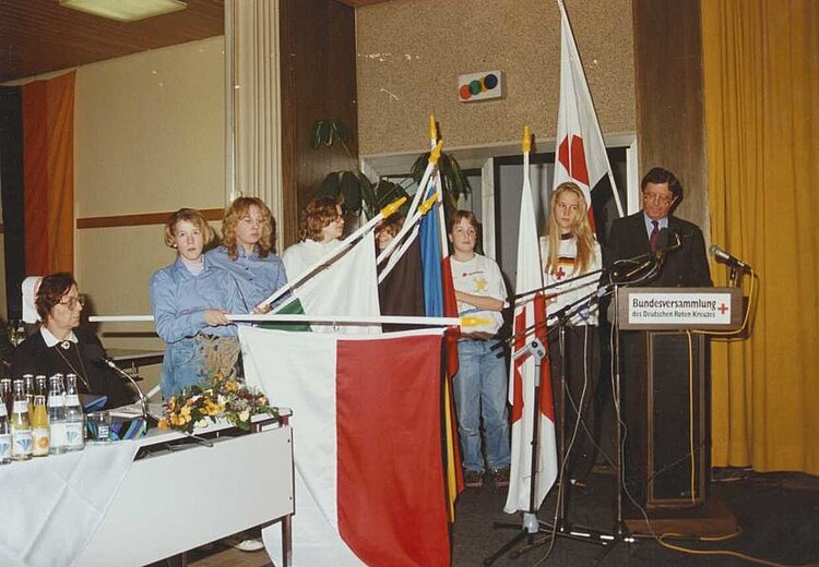 Vereinigung der beiden deutschen Rotkreuzgesellschaften auf der 40. Bundesversammlung des DRK am 9. November 1990 (Margitta Zimmermann / DRK)