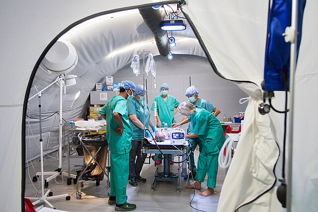 Medizinisches Personal in Schutzkleidung bei OP