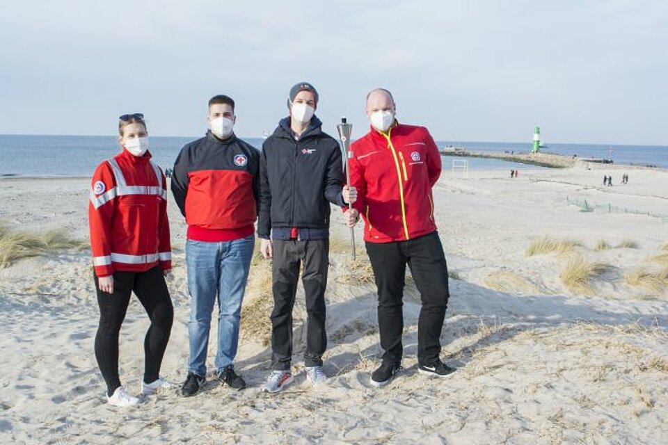 Ehrenamtliche des Jugendrotkreuzes, der Wasserwacht und der Bereitschaft in Warnemünde.