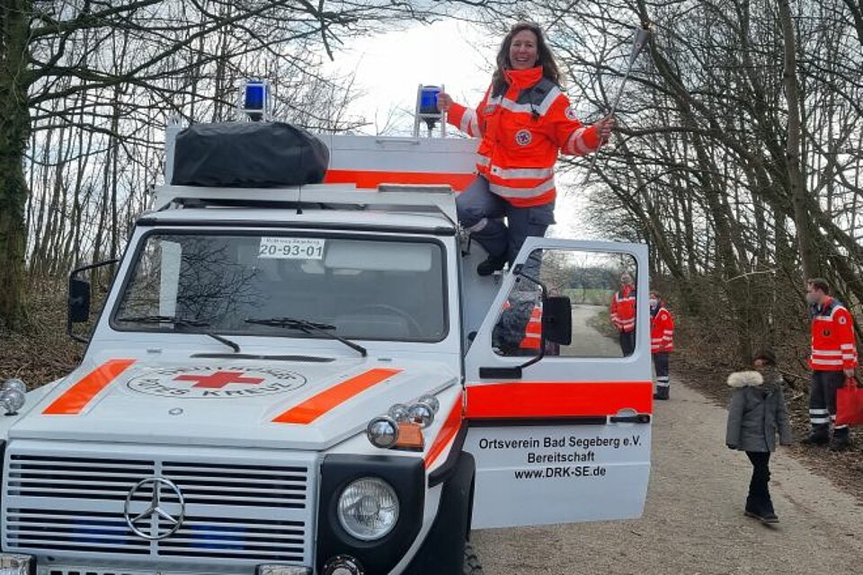 Die Fackel wurde mit geländegängigen Einsatzfahrzeugen u.a. dem „Wolf“ zur Uferpromenade des Segeberger Sees gebracht 