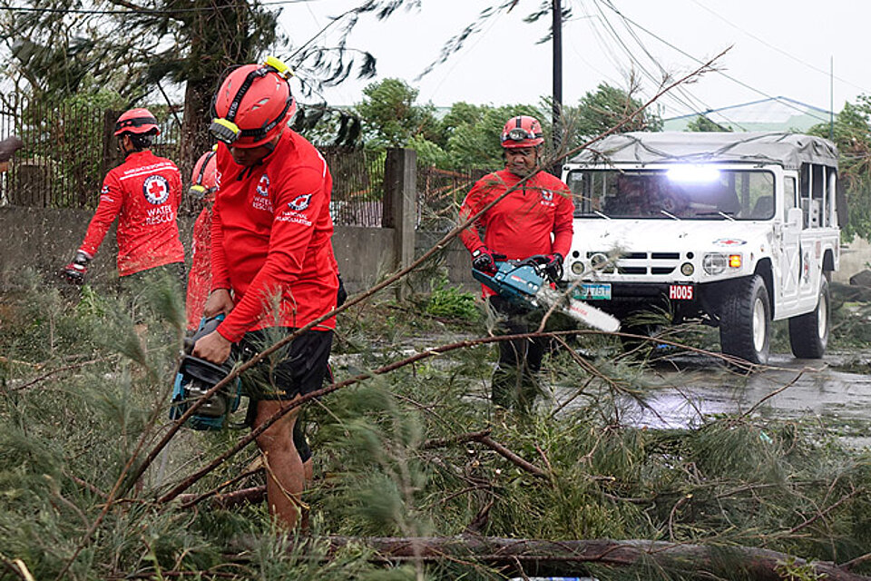 Helfer des Philippinischen Roten Kreuzes im Einsatz während Mangkhut