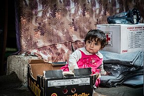 Ein kleines irakisches Mädchen in einem Karton