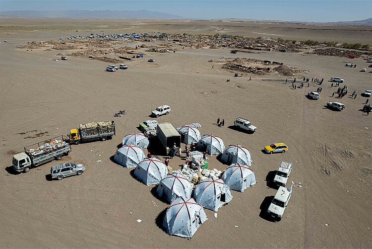 Zelte und Autos im Erdbebengebiet Afghanistans