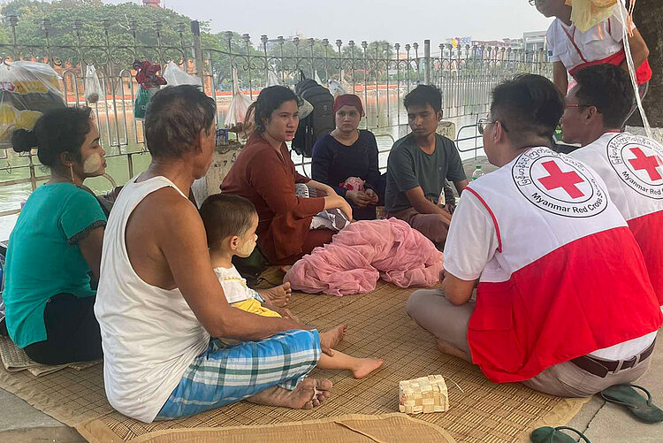 Das Myanmarische Rote Kreuz leistet psychosozialen Support für die Erdbebenopfer 