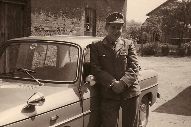 Rotkreuzler in Uniform den 60er Jahren