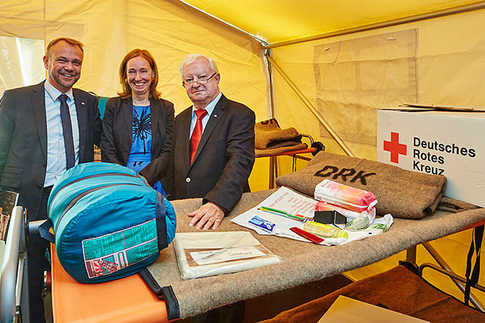 DRK-Vizepräsident Dr. Volkmar Schön, Dr. Emily Haber, Staatssekretärin Bundesinnenministerium, DRK-Präsident Dr. Rudolf Seiters besichtigen ein Betreuungszelt des DRK