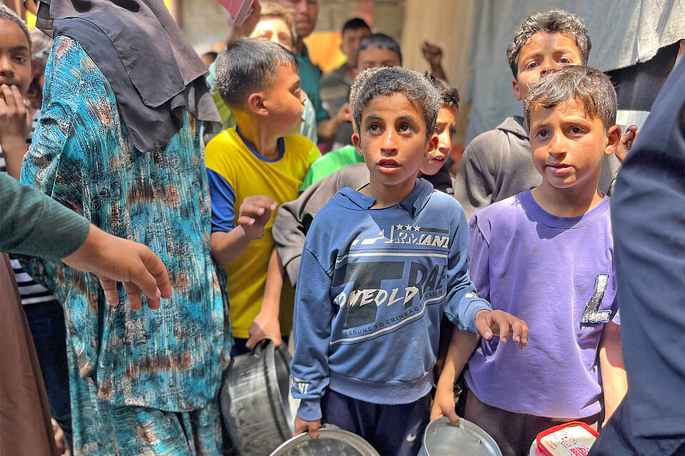 Zwei Jungen im Gazastreifen während Nahrungsmittelknappheit
