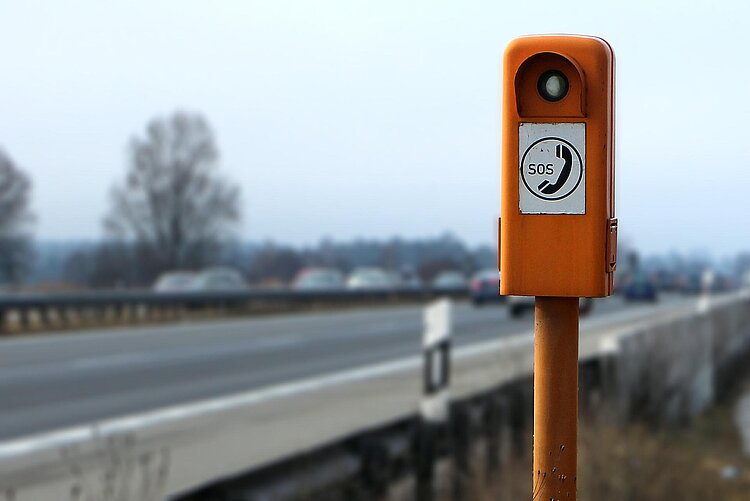 Notrufsäule an einer Autobahn