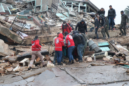 Helfende des Syrischen Arabischen Roten Halbmonds helfen nach Erdbeben