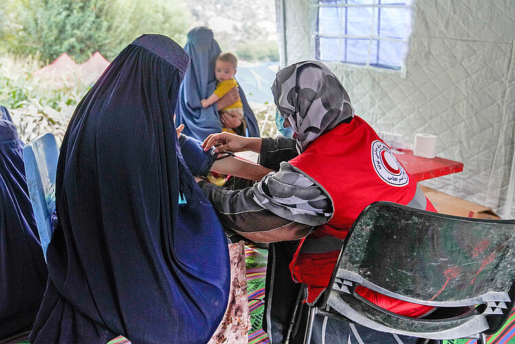 Behandlung in mobiler Gesundheitsstation in Afghanistan 