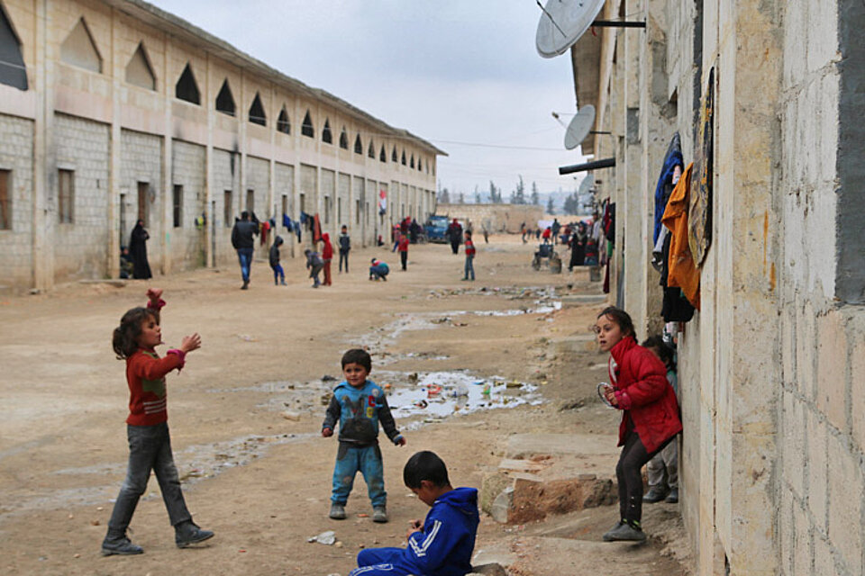 Kinder spielen auf einer ungepflasterten Straße