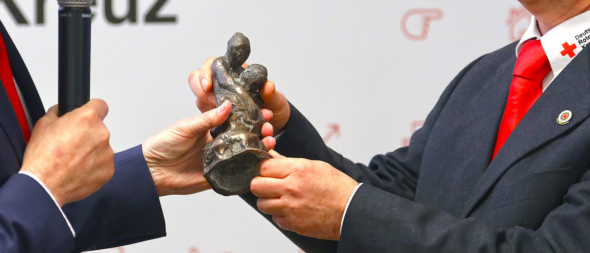 Hände überreichen von Bruno Raetsch geschaffene Bronze-Skulptur des Castiglione-Preises