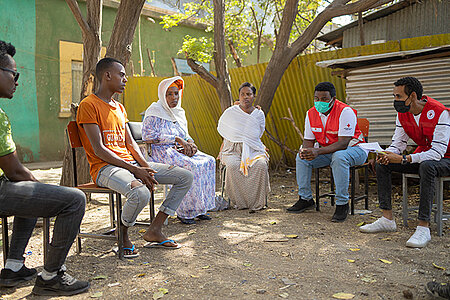 Gesprächsrunde mit Rotkreuzlern in Äthiopien