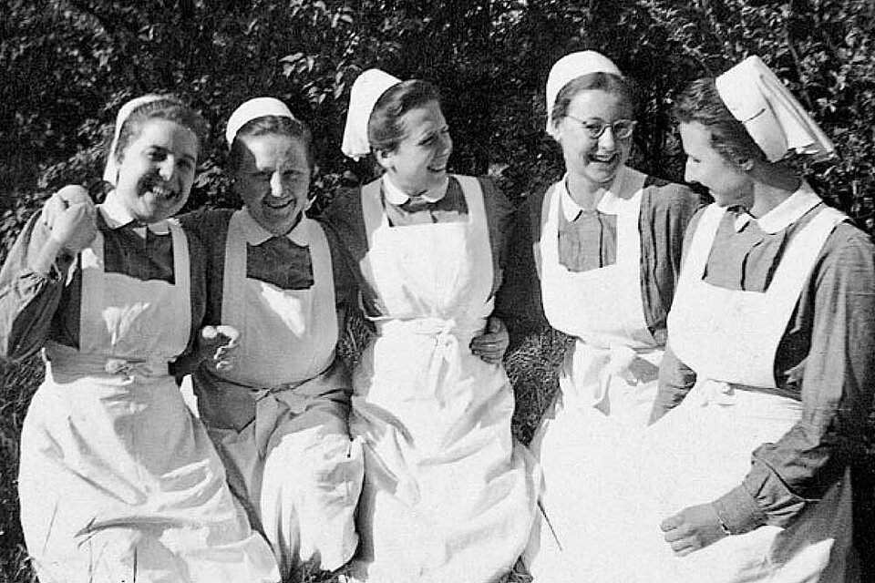 Fünf junge Krankenschwestern lachen