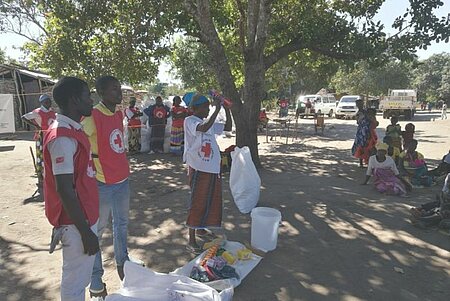 Rotes Kreuz in Mosambik verteilt Hifsgüter