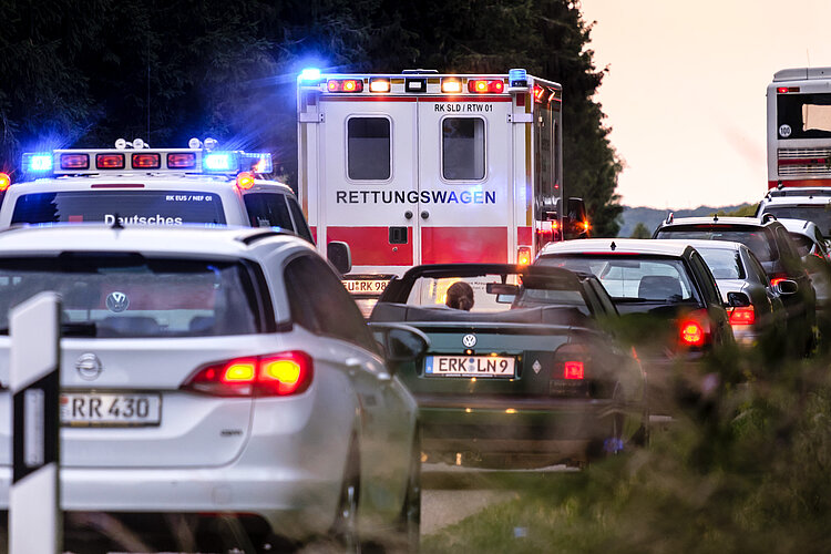 Deutsches Rotes Kreuz;Eifel;Vogelsang;Wald;Landstraße;Verkehr;Autos;Fahrzeuge;Verkehrsunfall;Unfall;Straße;Autounfall;Blaulicht;RTW;Dämmerung;Rettung;Einsatz;Rettungseinsatz;Rettungsdienst;Stau