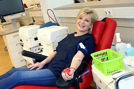 Carmen Nebel spendet Blut am Weltblutspendetag