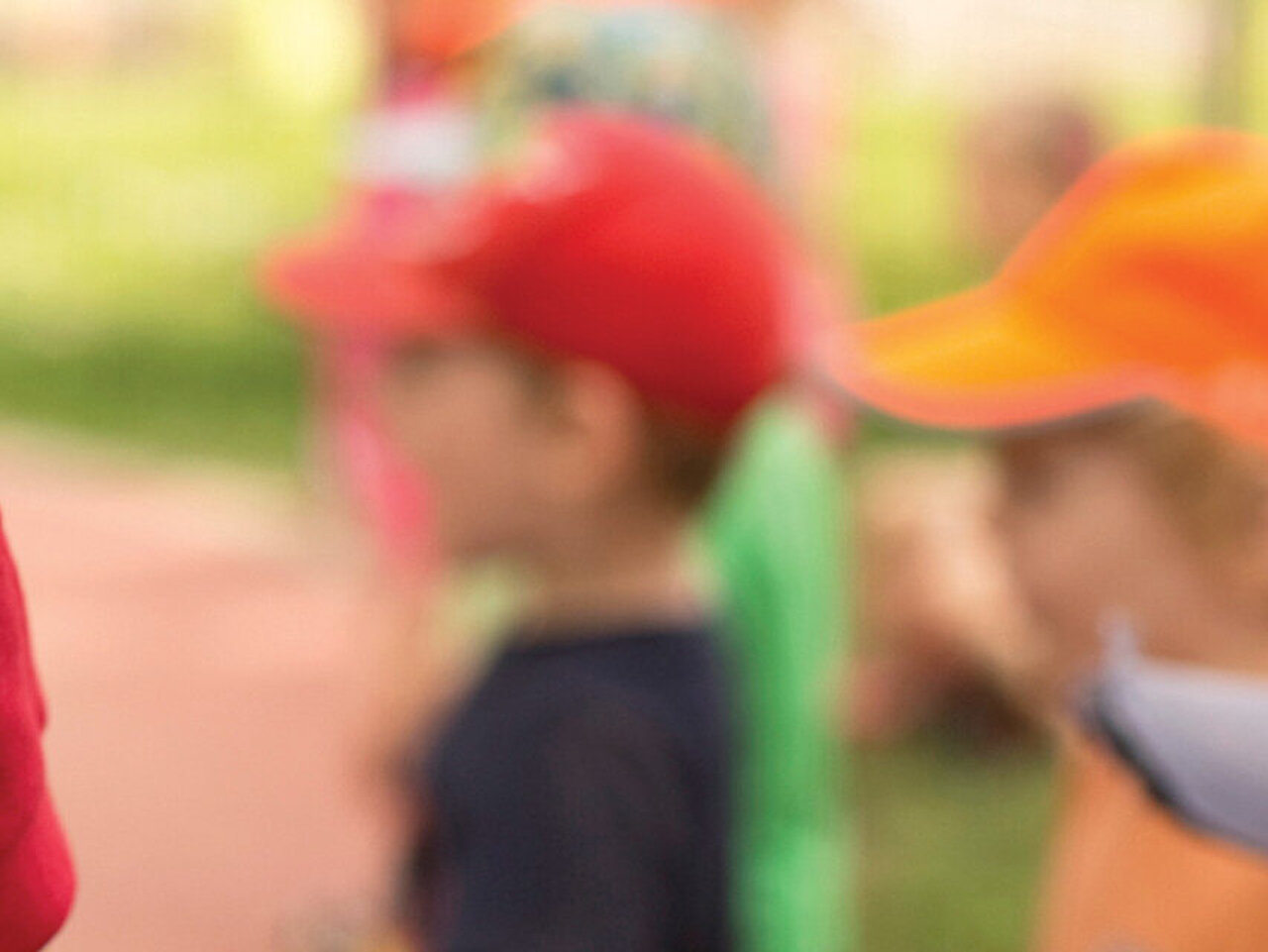 Foto: Shirt einer DRK-Mitarbeiterin, im Hintergrund Kinder 