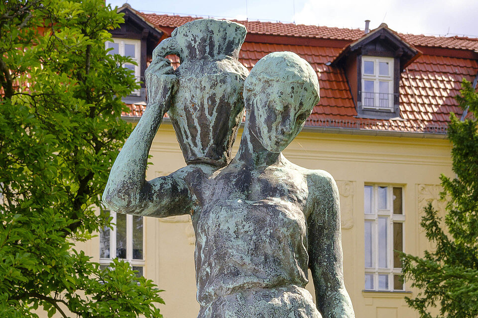 Skulptur ‚Die Wasserträgerin‘ vor DRK-Generalsekretariat