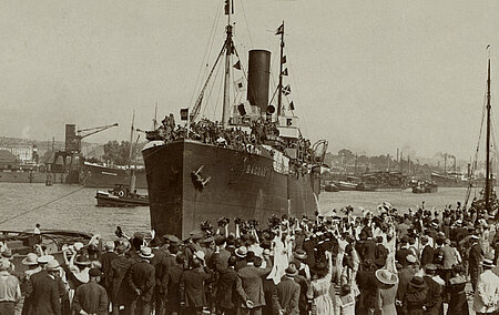 Auf dem Dampfer „Bagdad“ treffen deutsche Kriegsgefangene 1920 in Stettin ein (IKRK)