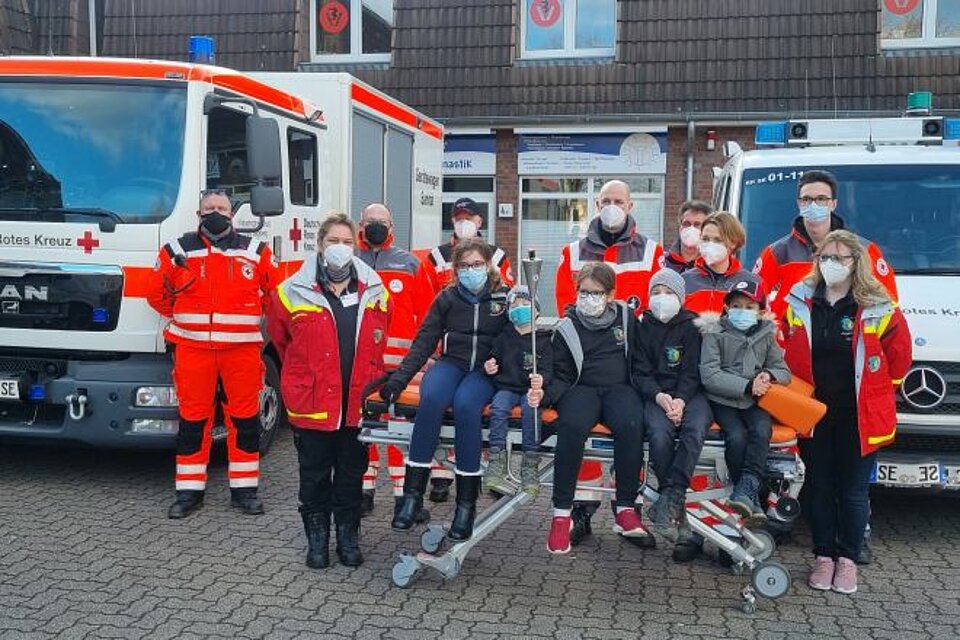 Die DRK Bereitschaft Henstedt-Ulzburg holte die Fackel mit einem Großaufgebot an Fahrzeugen für die Nachtwache in der Katastrophenschutzhalle ab.