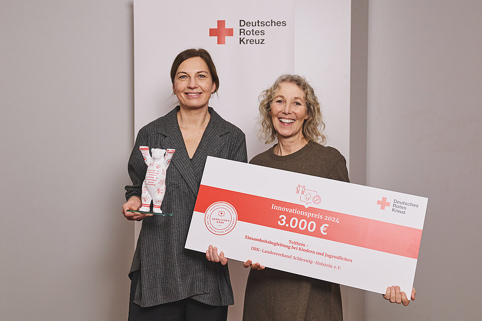 Verleihung des DRK-Innovationspreises auf der 73. Bundesversammlung des DRK. Die beiden Preisträgerinnen vom DRK LV Schleswig-Holstein.