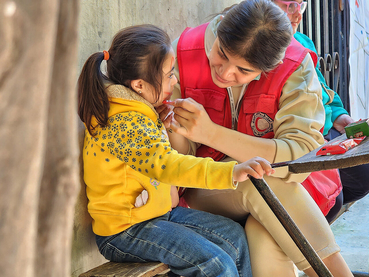 Kind und Frau bei Programm zu psychosozialem Suppot in Syrien