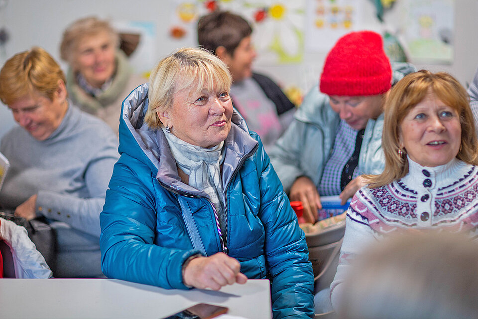 Seniorinnen in einer Einrichtung des Ukrainischen Roten Kreuzes 