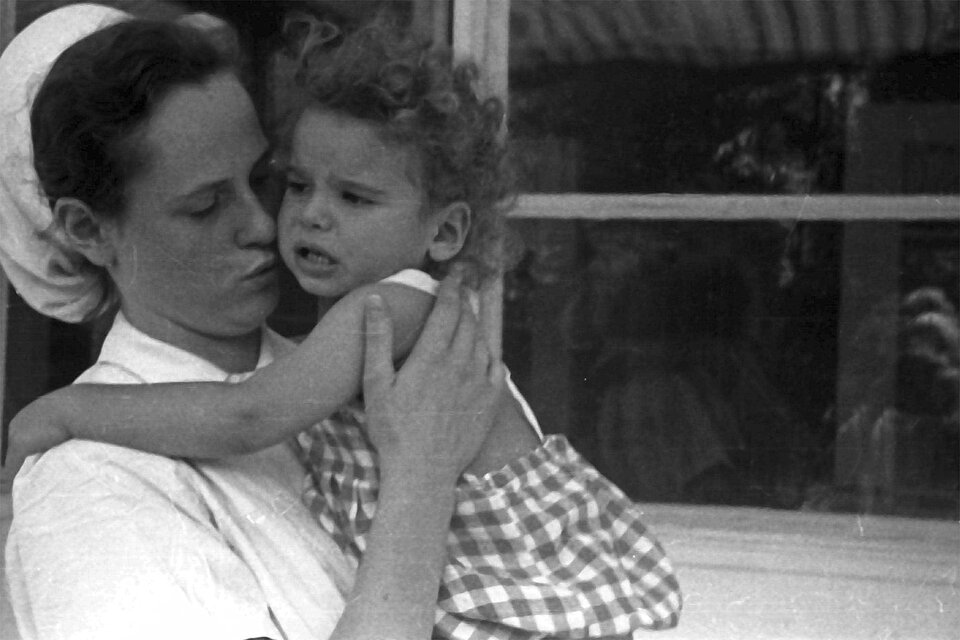 historisches Foto von Waltraud Reuter: Kind trösten