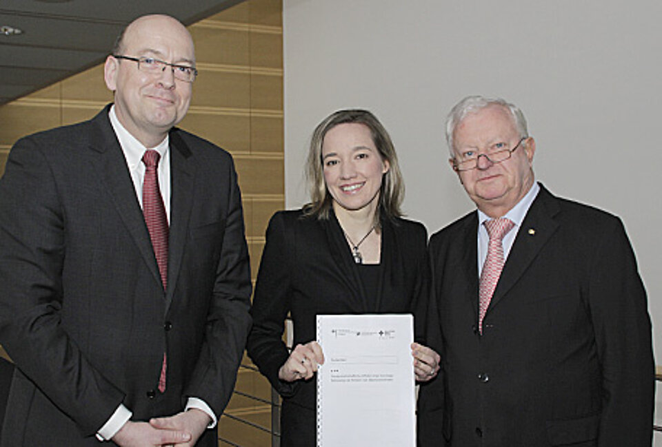 Dr. Hans-Peter Klös vom Institut der Deutschen Wortschaft, Bundesfamilienministerin Dr. Kristina Schröder uns DRK-Präsident Dr. Rudolf Seiters stellen am 29. März die Studie vor.