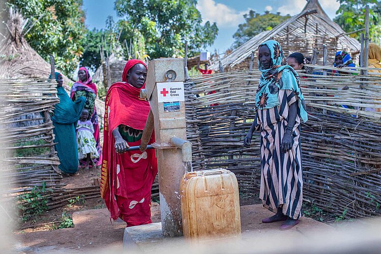 Zwei Frauen am Brunnen