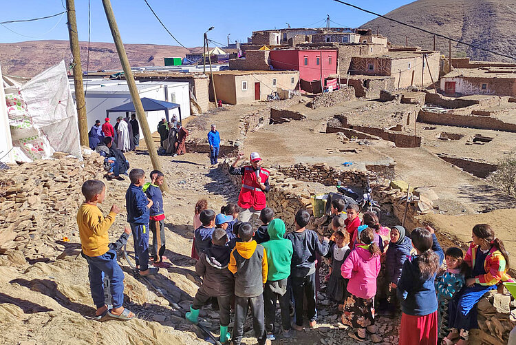 Helfer und Kinder im Erdbebengebiet, Marokko