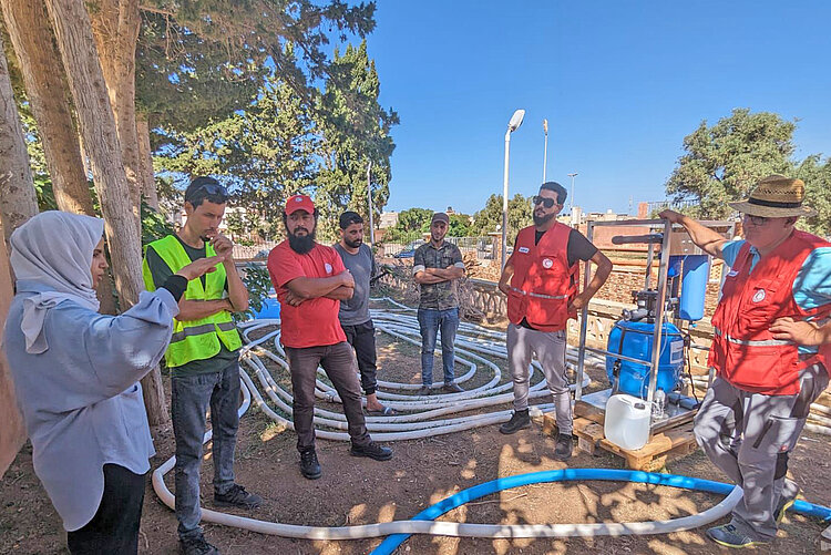 Mitarbeitende des DRK und Libyschen Roten Halbmondes beim Aufbau der Trinkwasseranlage 